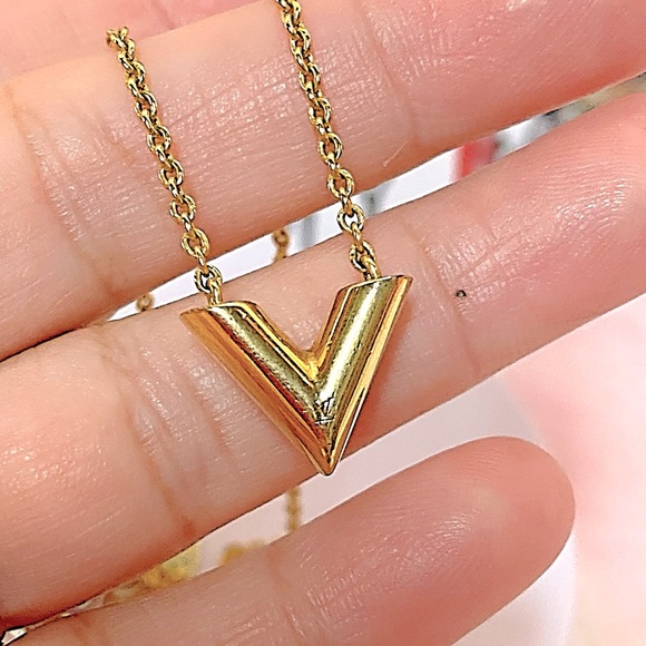 LOUIS VUITTON Necklace Essential V Gold Plated Italy - Picture 6 of 10
